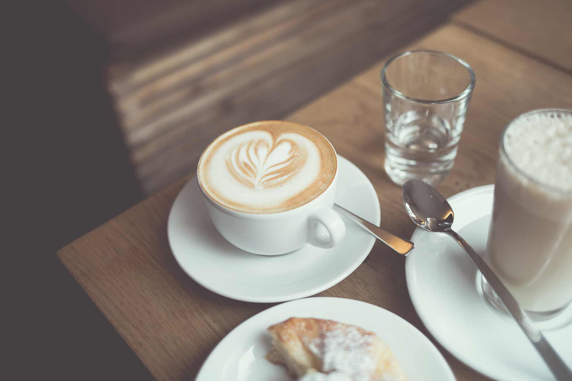 Kaffee auf einem Tisch mit anderen Speisen