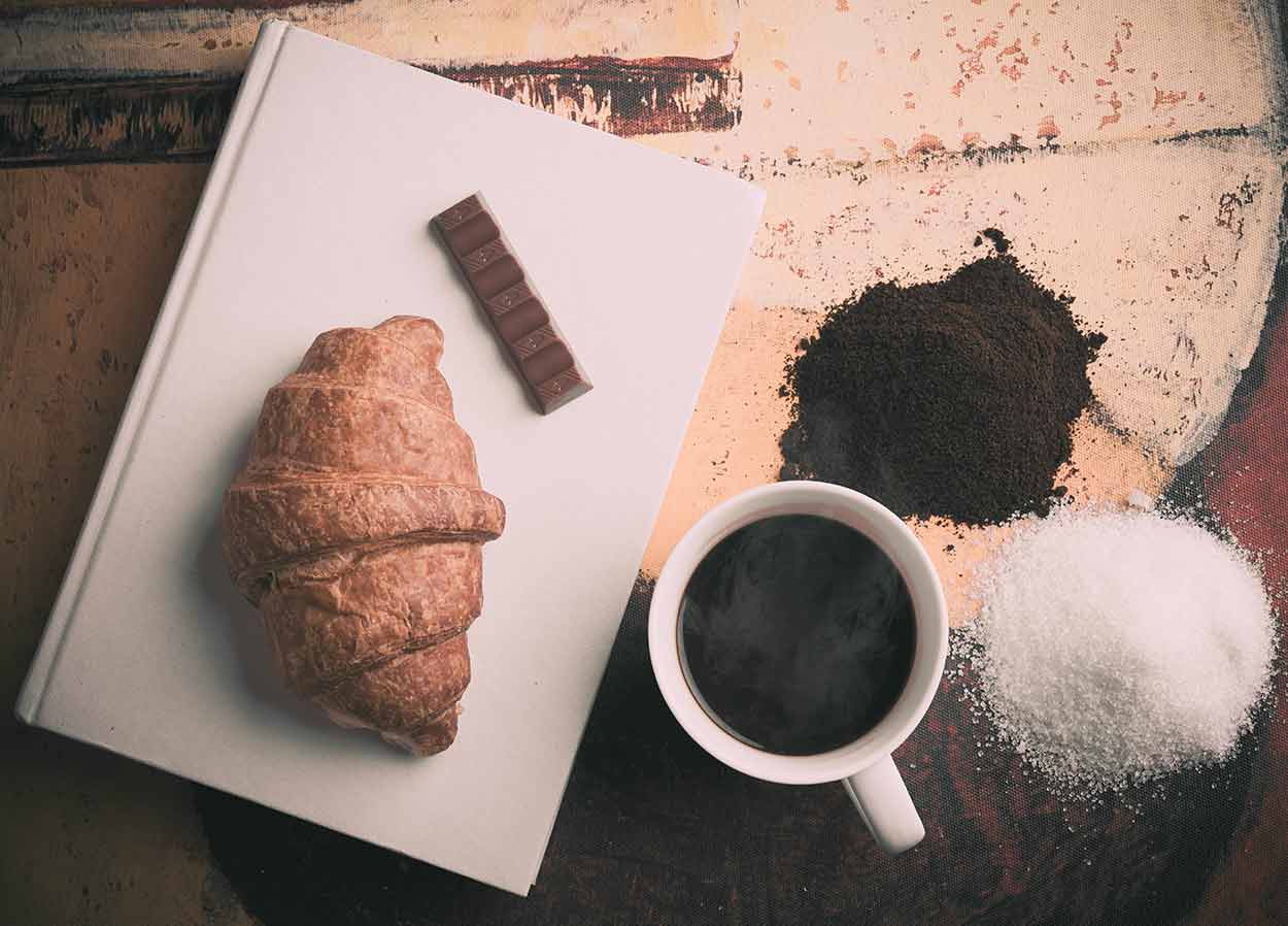 Croissant und Kaffee